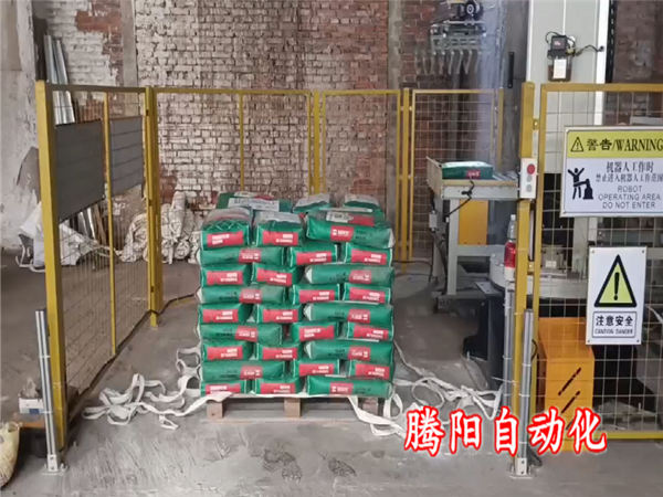 砂漿建材立柱碼垛機占地面積小中小企業(yè)也能實現(xiàn)自動碼垛
