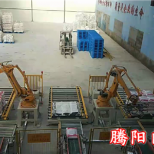 建筑材料行業(yè)使用兩臺(tái)碼垛機(jī)器人負(fù)責(zé)三線碼垛工作